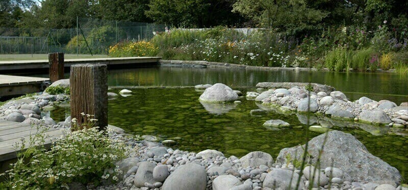 Natuurlijke zwemvijver waterdicht maken met permacon