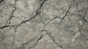 betonvloer door indringing van water gescheurd